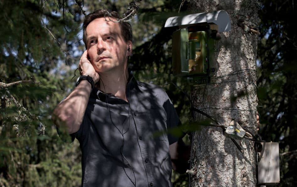 L'éco-acousticien Jérôme Sueur dans la forêt du Risoux, dans le parc naturel régional du Haut-Jura