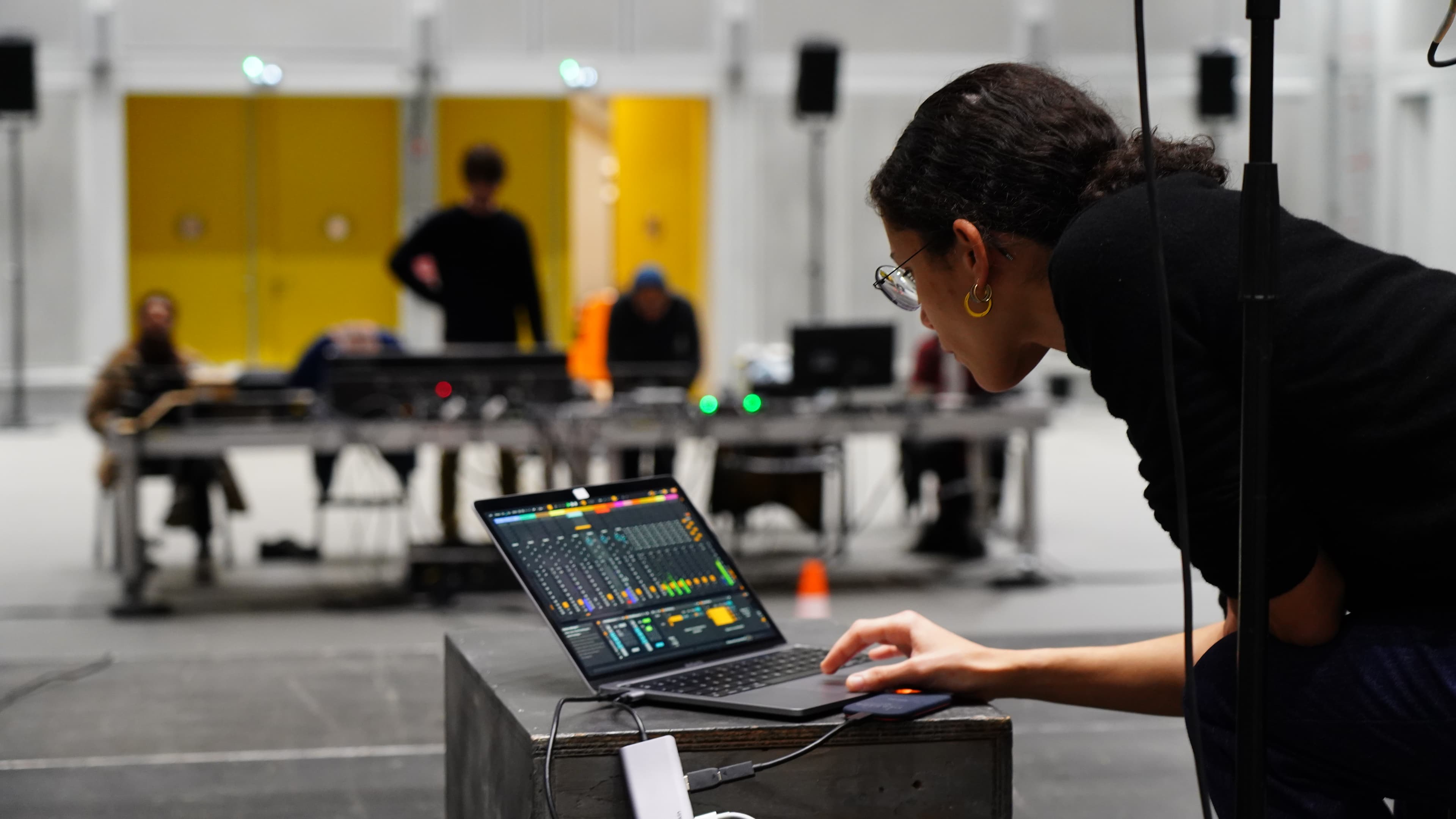 L'artiste Deena Abdelwahed travaillant avec les équipes de l'Ircam, Espace de projection, janvier 2023 