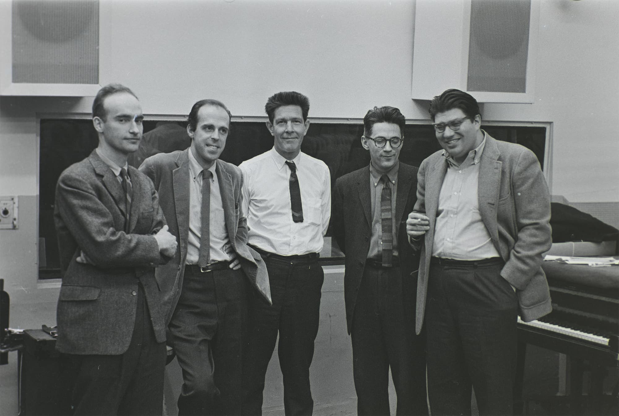 De gauche à droite : Christian Wolff, Earle Brown, John Cage, David Tudor et Morton Feldman, dans un studio d’enregistrement de Capitol Records, à New York, c. 1962 / Photo : Bob Arnold, 