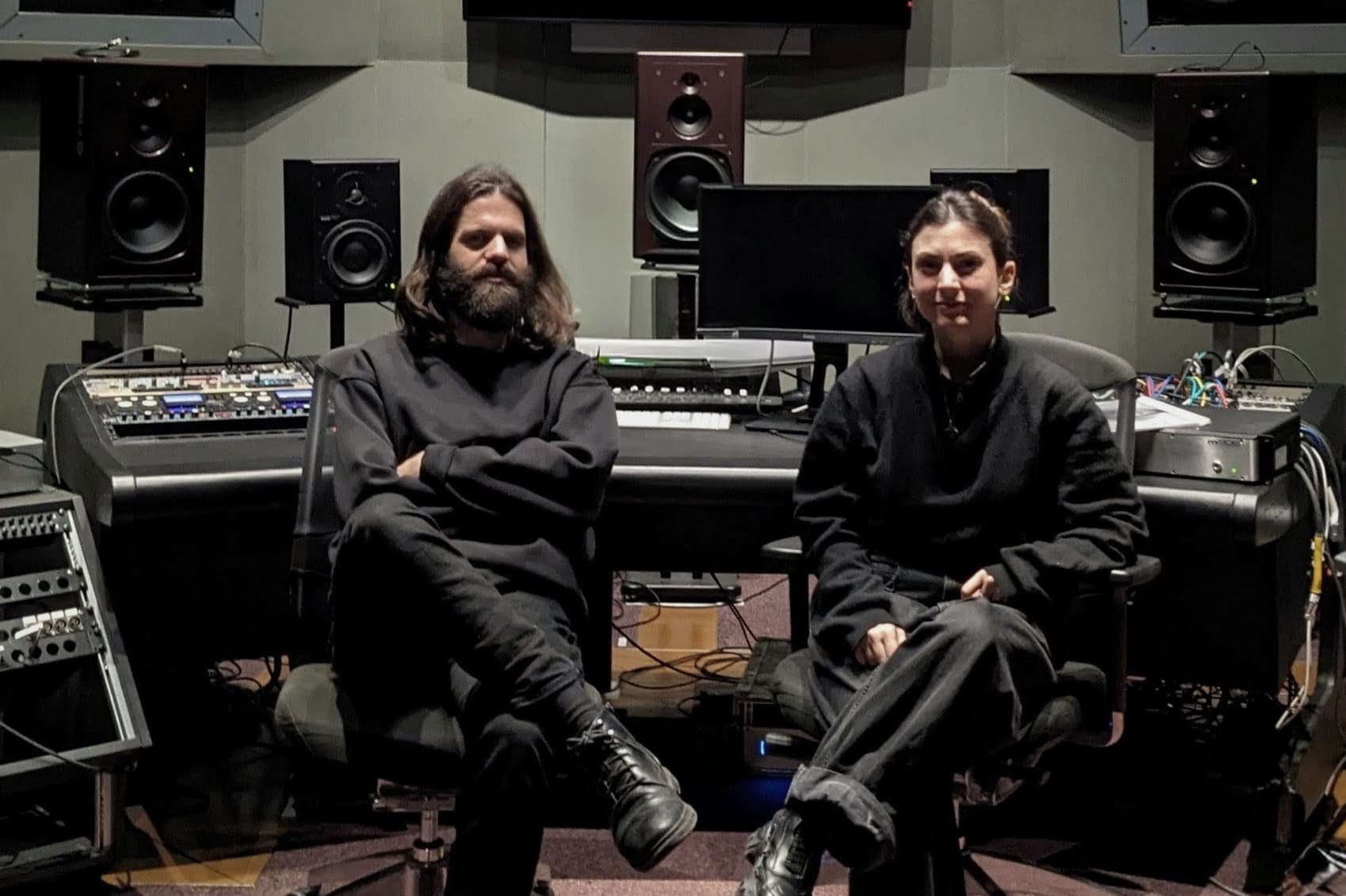 Le compositeur Bart Bell et l'artiste électronique Anee Molly, en studio à l'Ircam