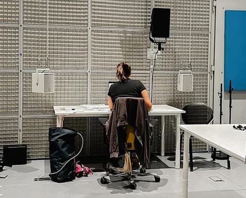 Clara Olivares en studio à l'Ircam