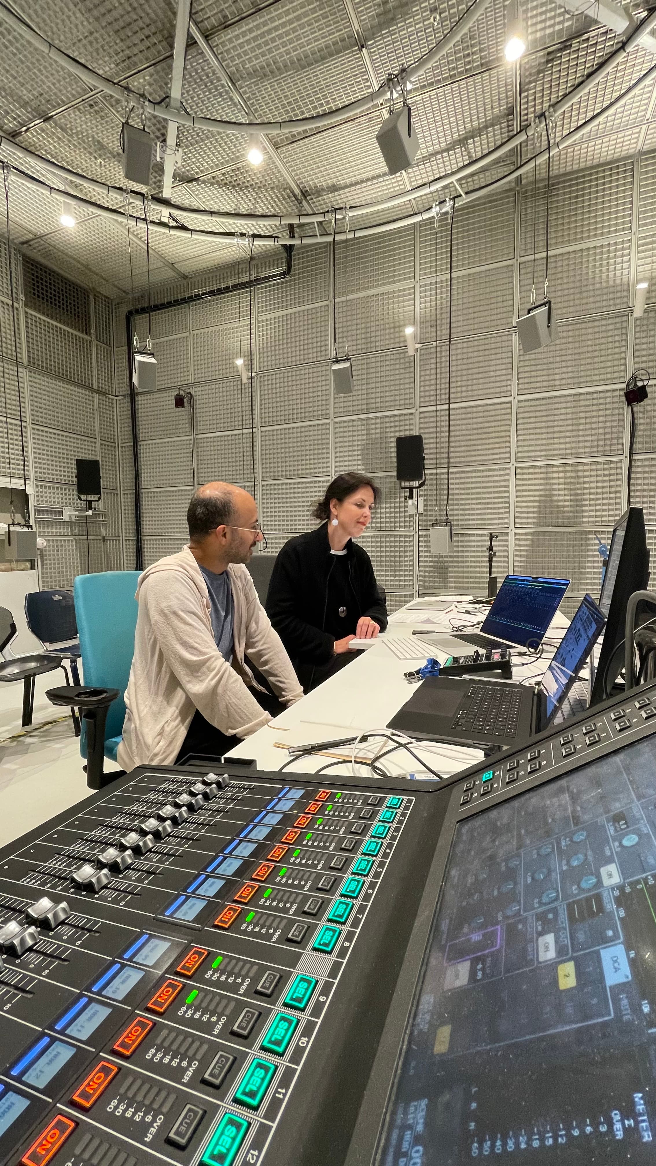 La compositrice Justė Janulytė et Robin Meier, réalisateur informatique musicale associé au projet, en studio à l'Ircam