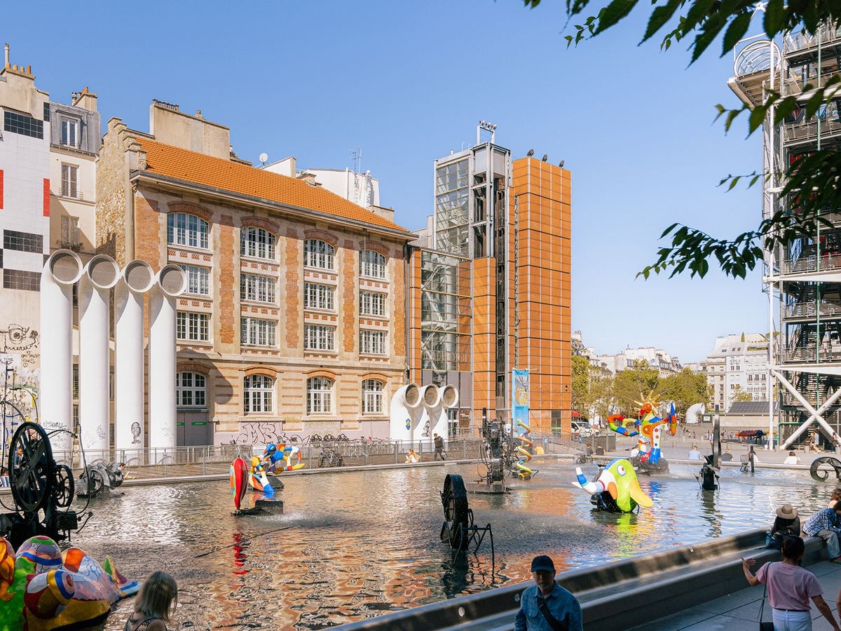 Façade de l'Ircam, devant la fontaine Stravinsky