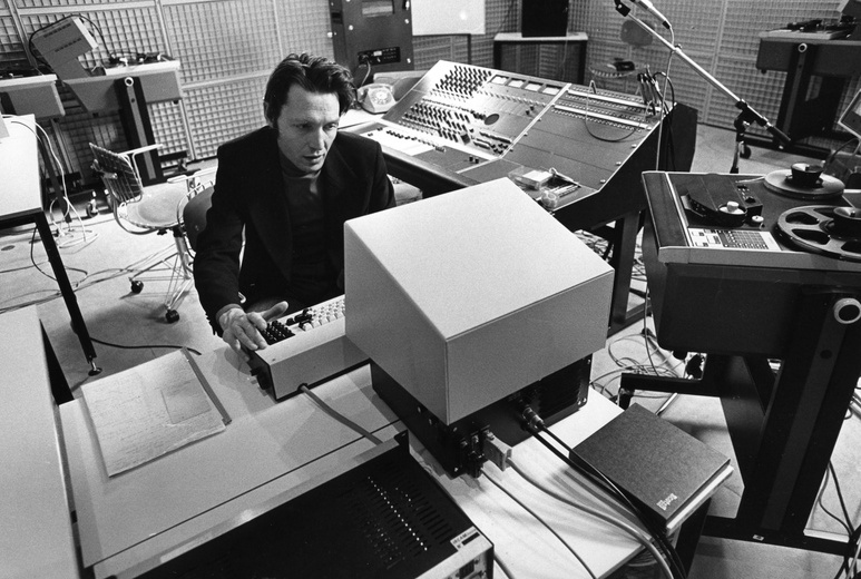 Jean-Claude Risset dans un studio à l'Ircam, département Ordinateur, 1978  © Philippe Cocqueux