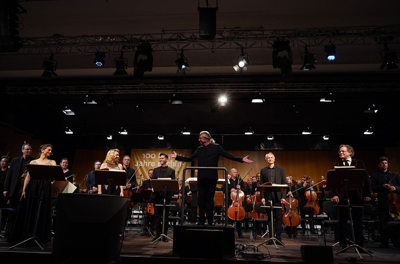 Sylvain Cambrelling, chef et l'Orchestre Symphonique de la SWR  © SWR/Ralf Brunner